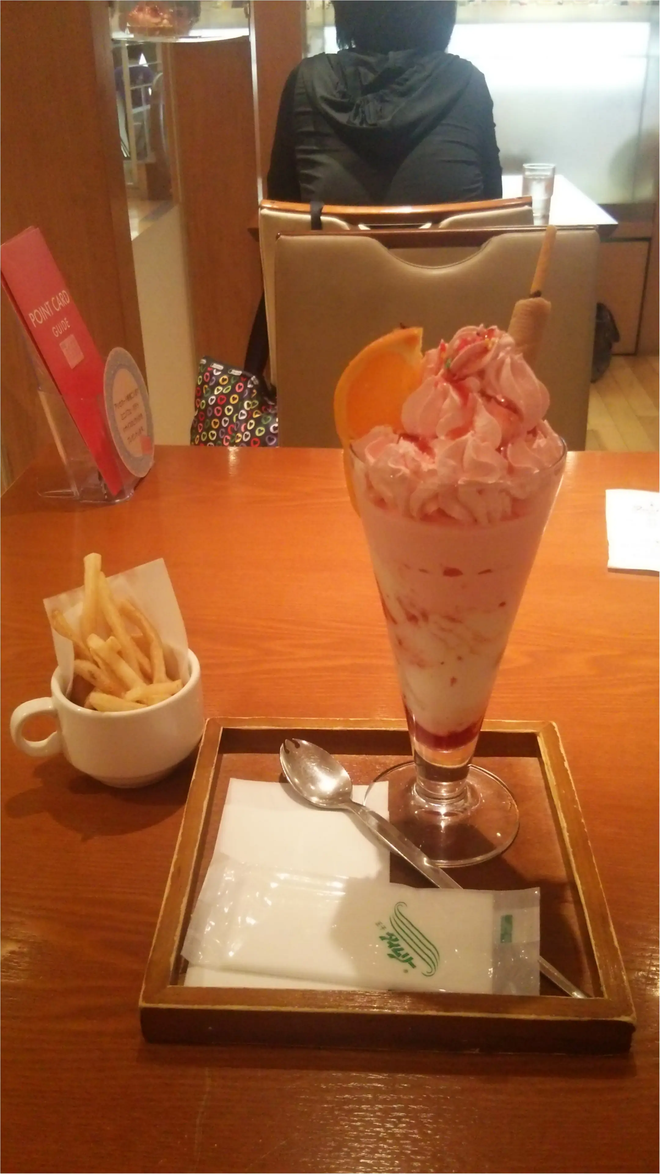 カープにちなんだパフェ 他休日のちょっと贅沢_2