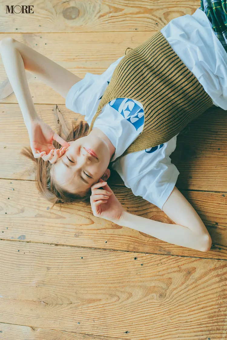 Tシャツ×ニットタンクトップを着て寝転んだ佐藤栞里