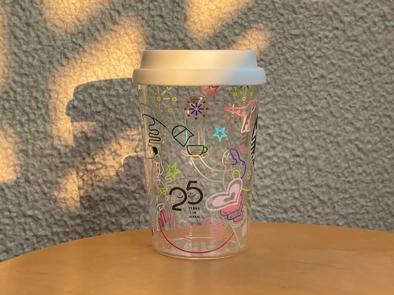 側面から見たグラス。25周年と描かれたロゴが入っている。