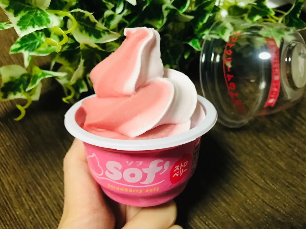 やっぱり春はイチゴ❤︎ソフトクリームの上だけアイス【Sof’(ソフ)】にストロベリー味登場♡_2