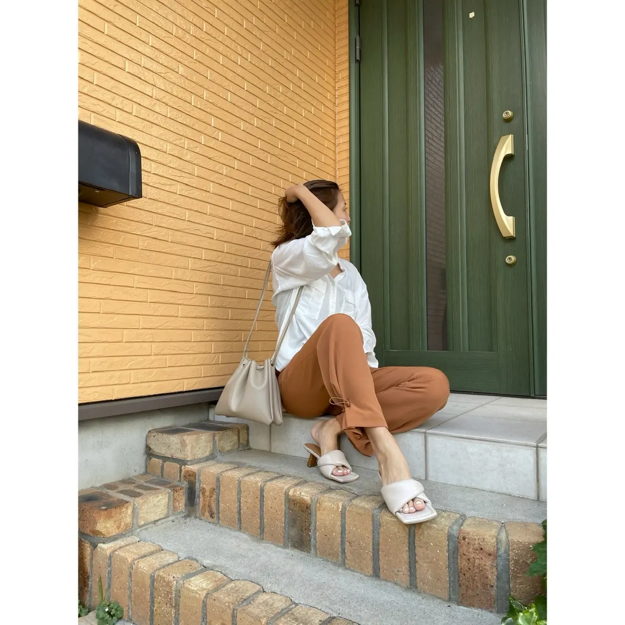 座っている女性