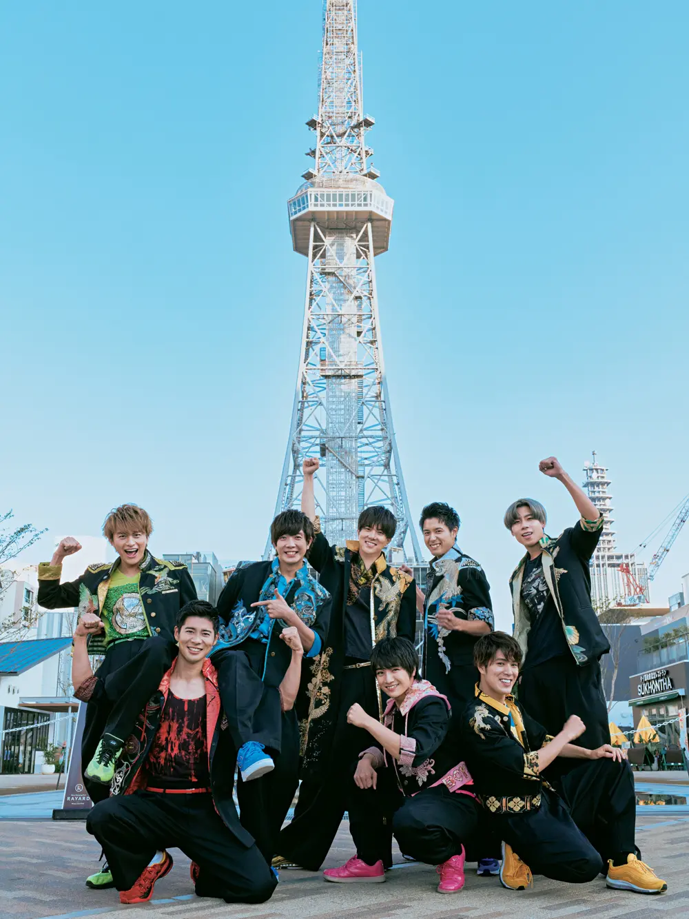 テレビ塔の前でポーズする、BOYS AND MENのメンバー