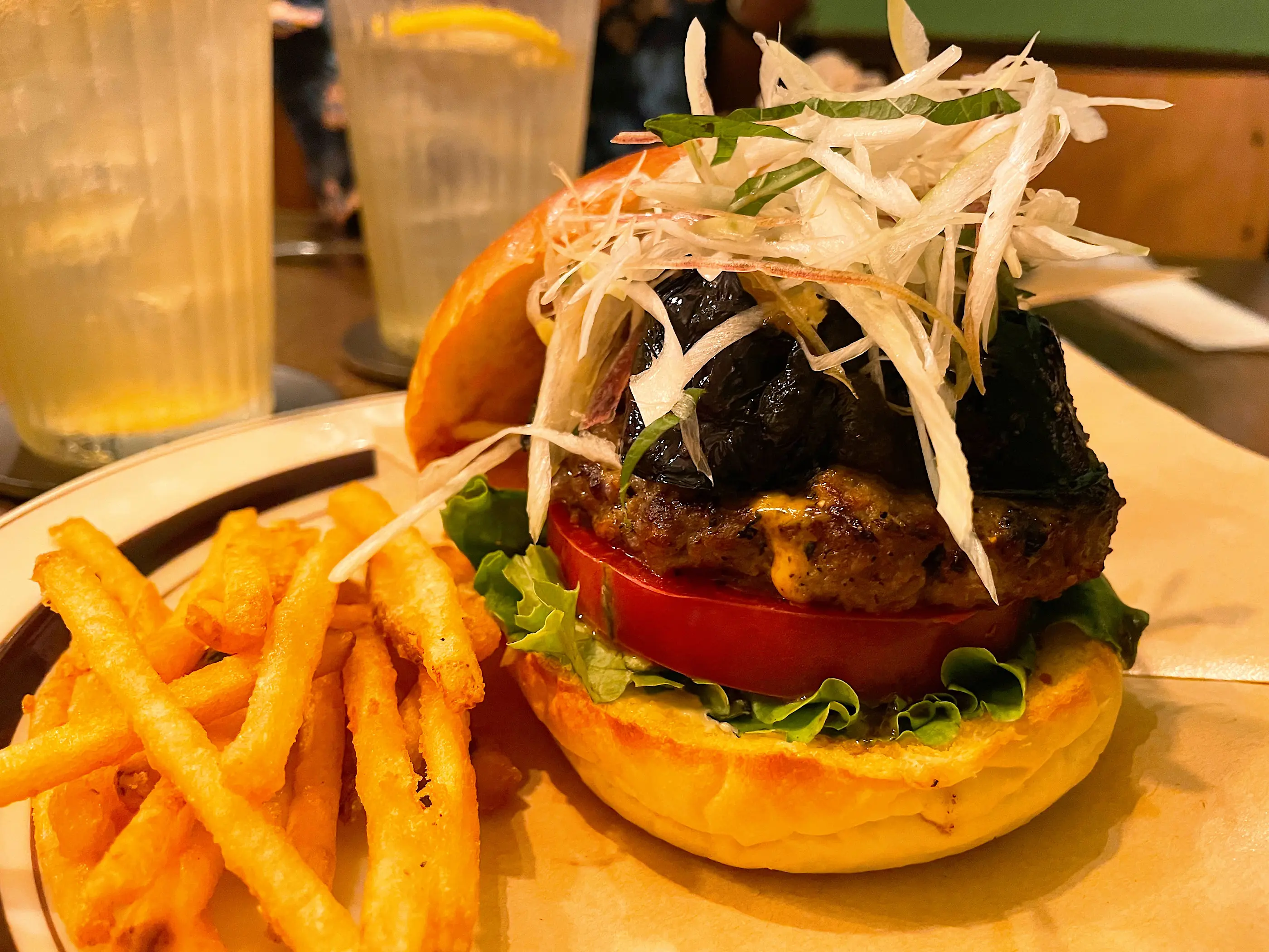 蔵前「バーガー喫茶 チルトコ」の「茄子揚げ浸しバーガー」