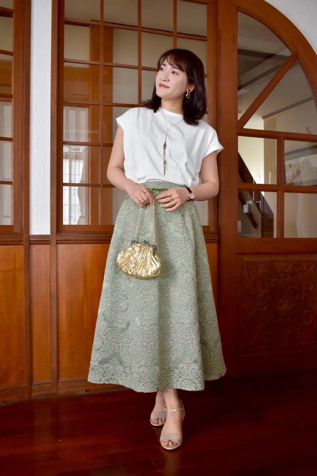 Tops:URBAN RESEARCH Skirt:vintage(CARBOOTS) Bag:vintage(Vini vini) Shoes:FURLA 生地の美しさに一目惚れして購入した若草色のジャガードスカートは、ヨーロッパのハンドメイド。優雅な印象を醸し出してくれます。こちらは丈が長かったため、仕立て直して着ています。今回はフレンチスリーブのシンプルなトップスと合わせてカジュアルダウン。ゴールドの小さなハンドバッグで仕上げました。