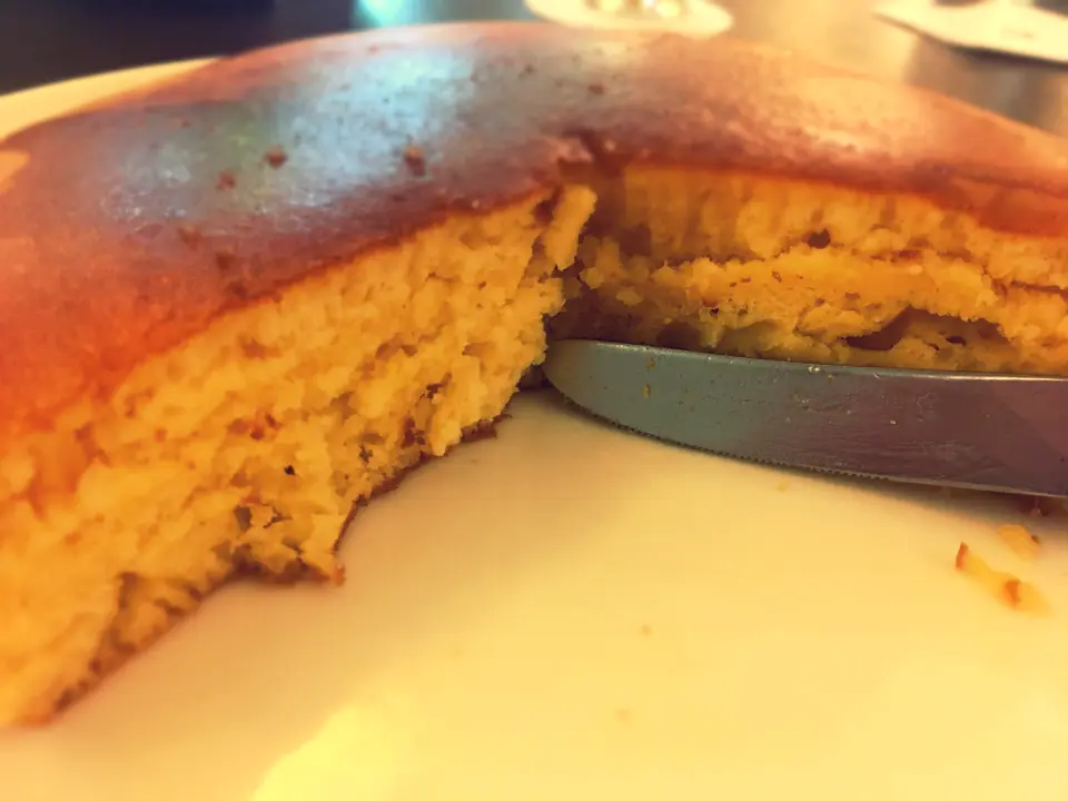 こんなボリューミーなホットケーキみたことない!分厚くてふわっふわの絶品。_11