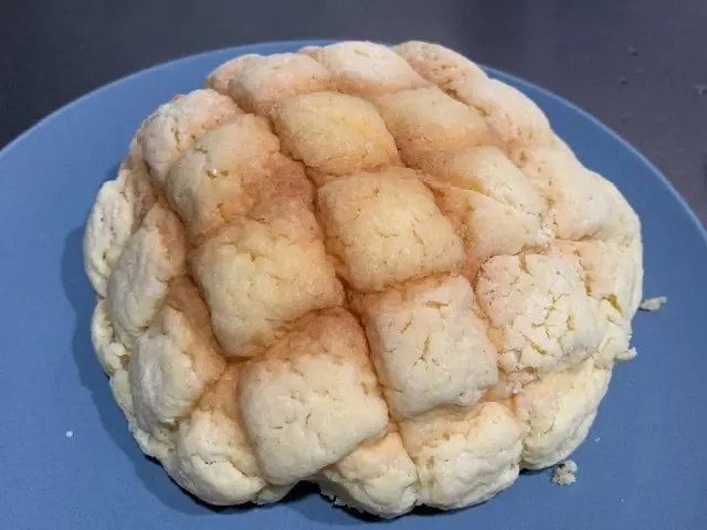 【ファミマ新商品】2週間で400万食突破した超品薄!?話題の幻のメロンパンを食べてみた_2