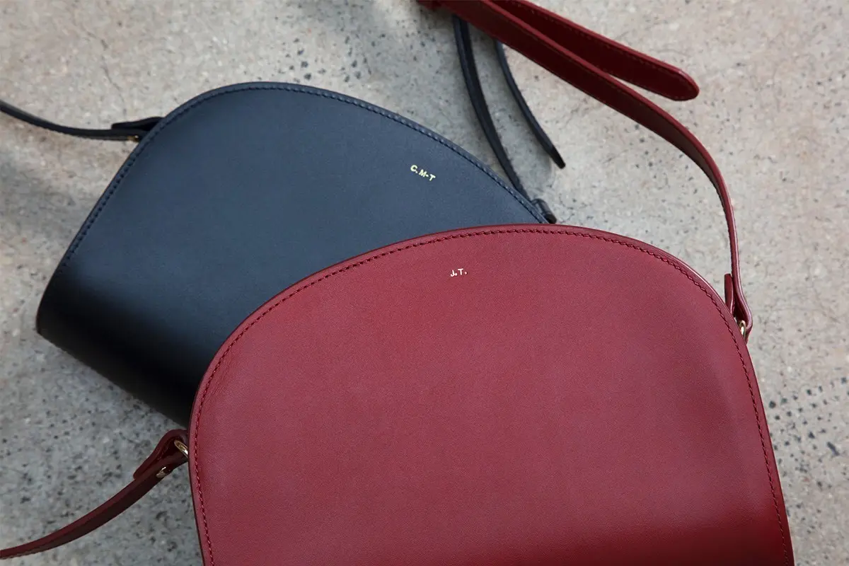 A.P.C.の刻印入りレザーバッグ