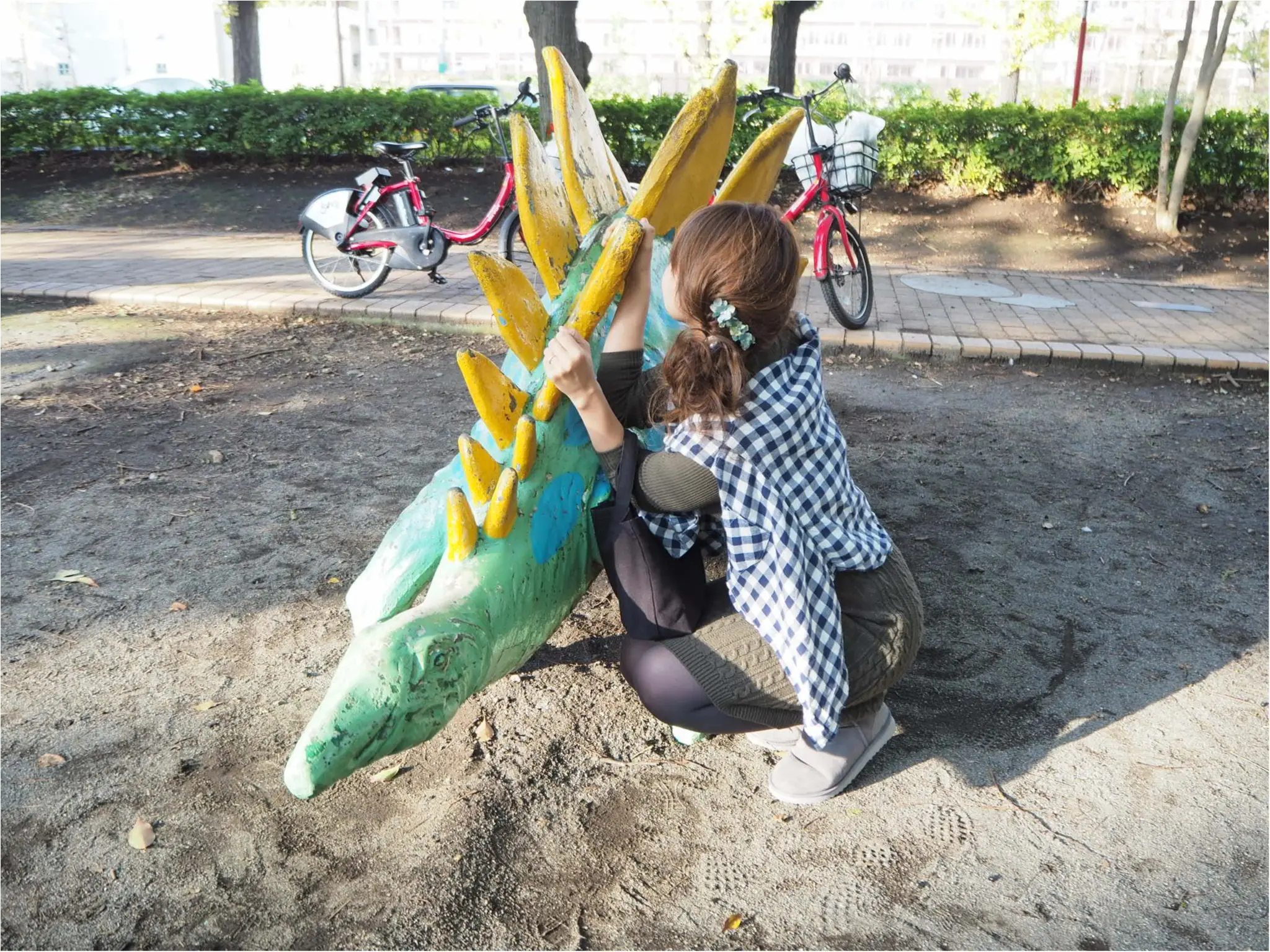 ≪あ!MORE12月号の付録が目の前に?≫恐竜たちと一緒にワントーンコーデに足元はUGGブーツで冬支度♪_1