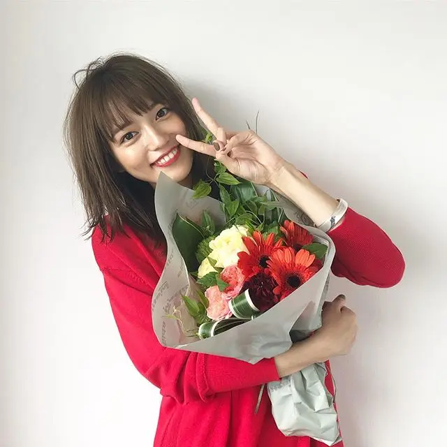 赤いワンピースがお似合いな川口春奈さん!【MORE11月号の撮影オフショット】_1