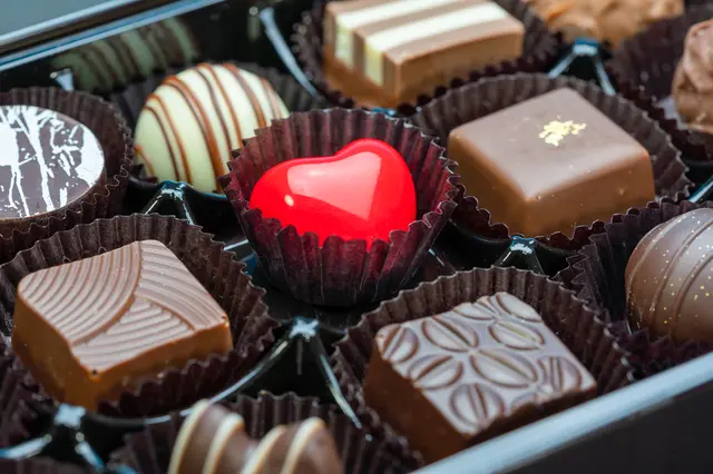 中央に真っ赤なハートがあるボンボンショコラの詰め合わせ