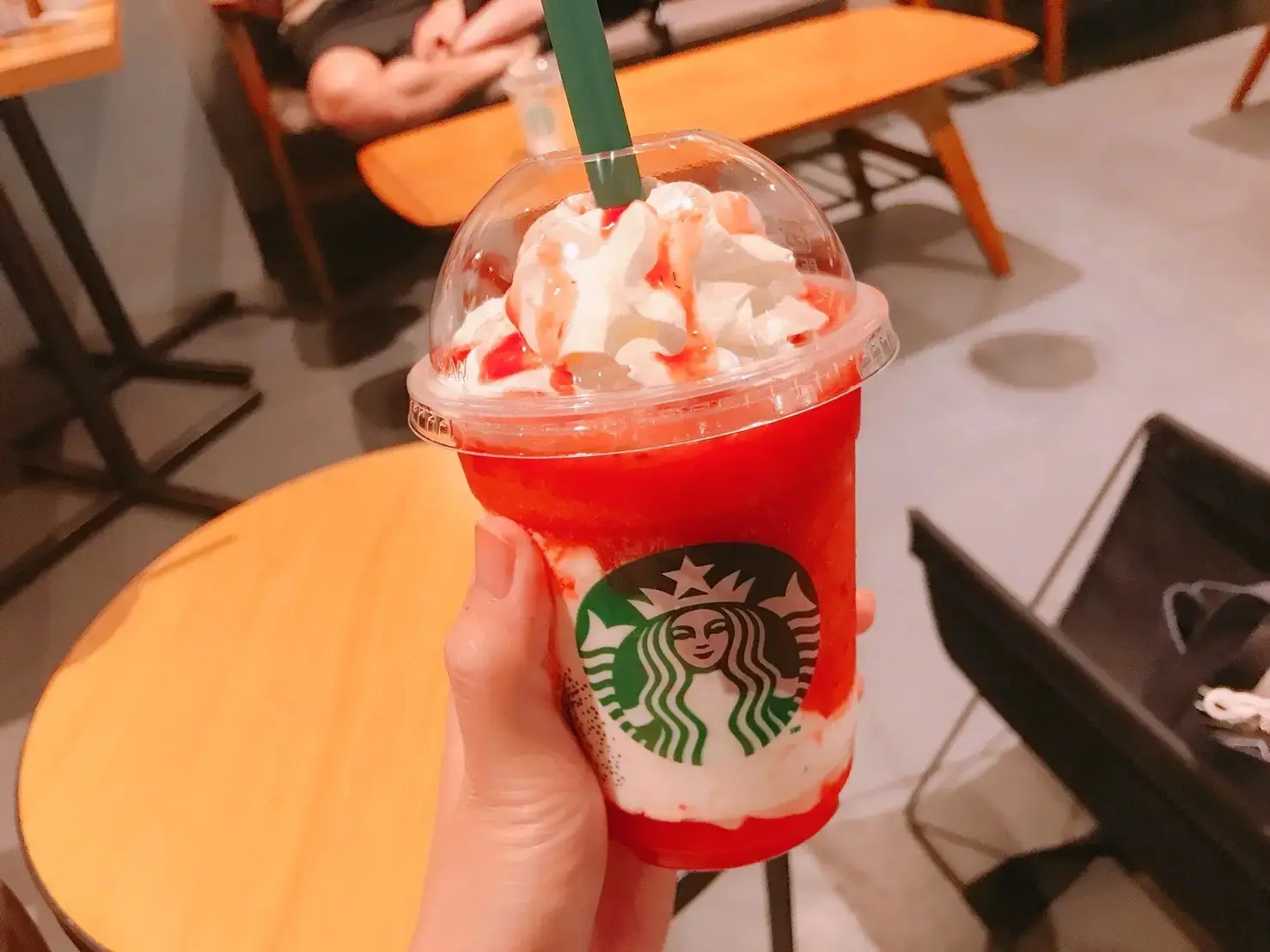 スタバ新作「ゴロッと イチゴ フラペチーノ」に大満足♪ 【今週のMOREインフルエンサーズライフスタイル人気ランキング】_3