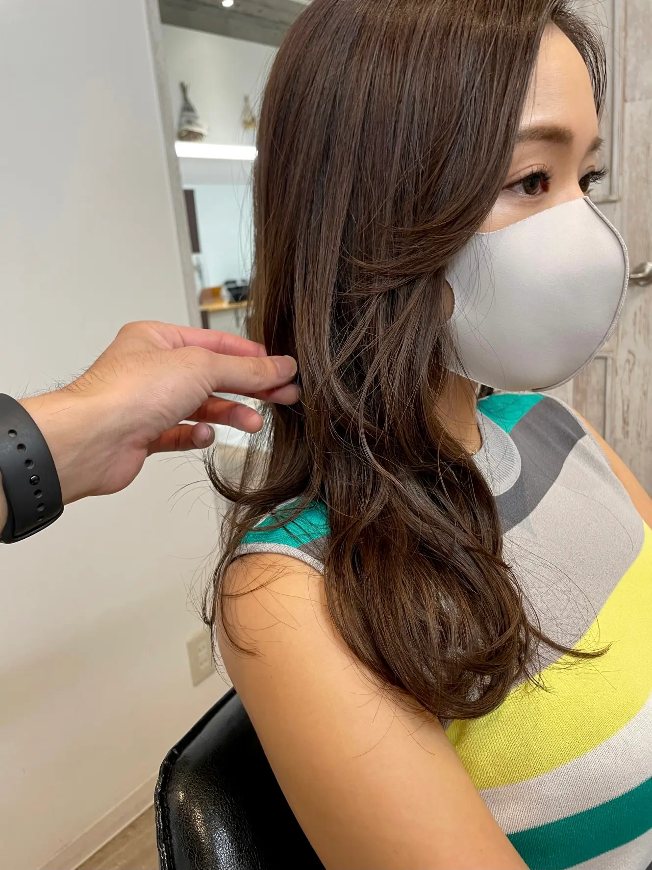横髪を見せている女性