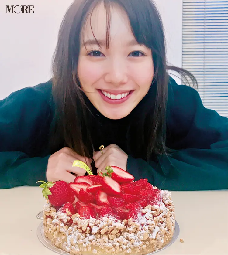 飯豊まりえがケーキでHAPPYに♡ AbemaTVのドラマ『僕だけが17歳の世界で』も本日スタート!【モデルのオフショット】_1