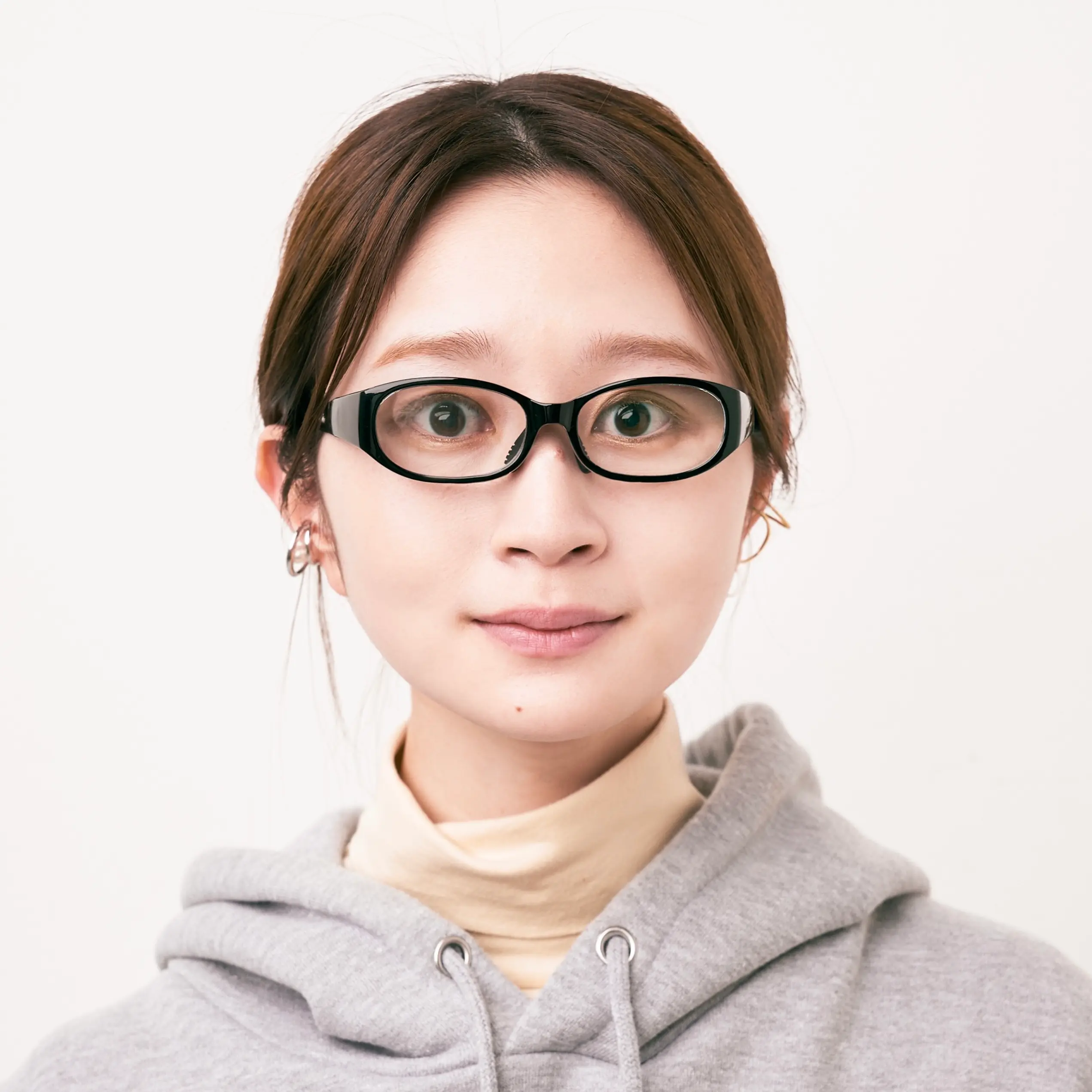 花粉やウイルス、PM２.５もブロックするメガネスーパーのメガネをかけたところ