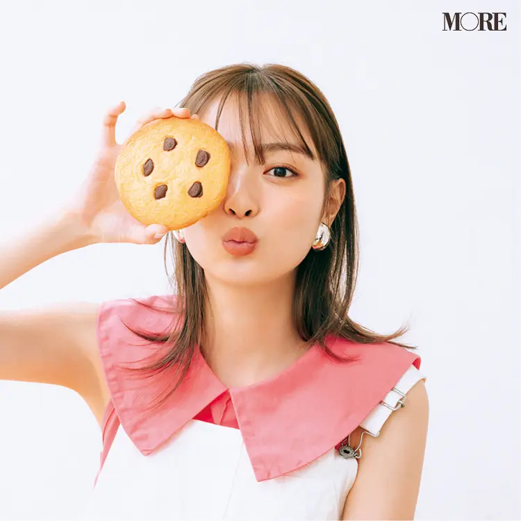 クッキーを顔の前で持つ内田理央