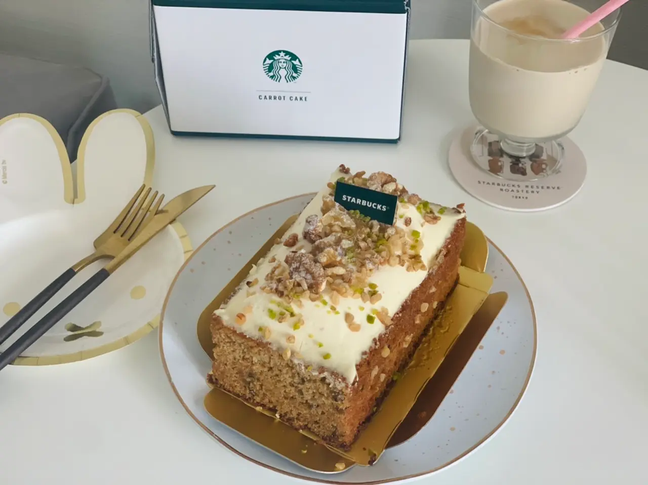 スタバ 数量限定 オンラインショップ初のケーキは コーヒーの豆かす を活用したキャロットケーキ Moreインフルエンサーズブログ Daily More