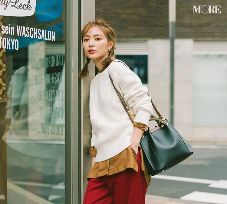 シンプルな白いニットを飽きずに着たい そんな時こそ 小物 の出番です ファッション コーディネート 代 Daily More