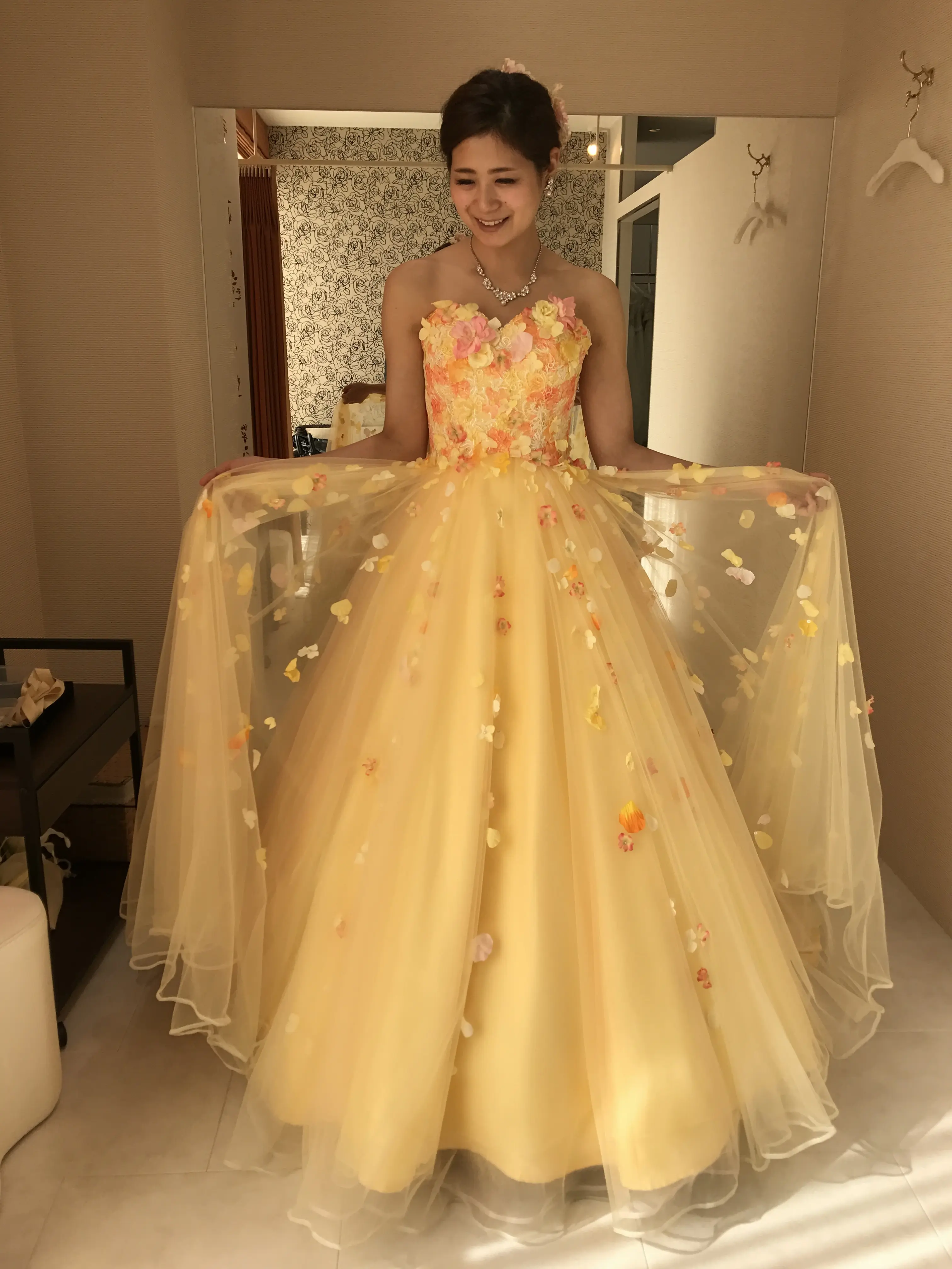 春の挙式にぴったりな春色カラーのドレス♡モアはぴ世代にも甘すぎないのがポイント♡_1