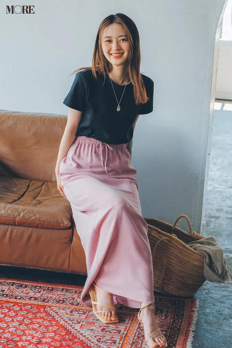 今日のコーデ 逢沢りな ピンクのスカートには黒tシャツ ジャストサイズで新鮮に ファッション コーディネート 代 Daily More