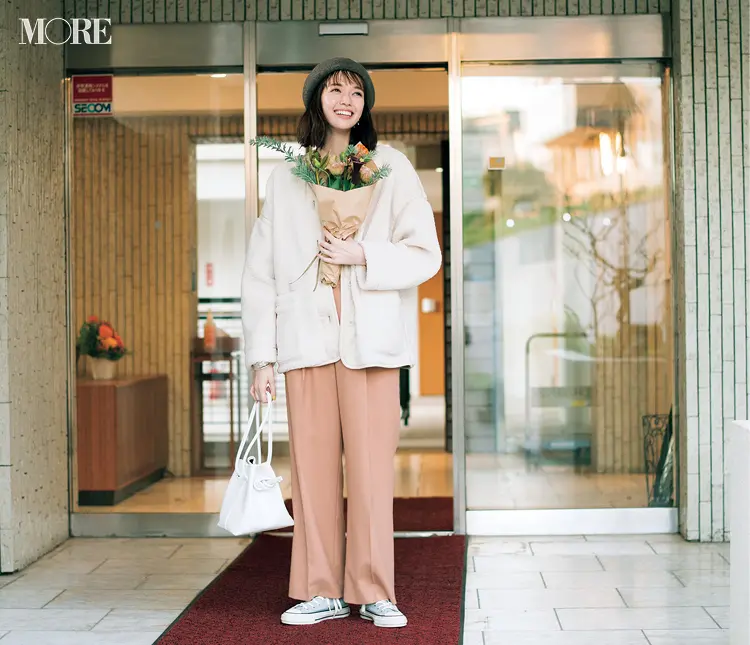 パンツコーデでベレー帽に花束を持った佐藤栞里