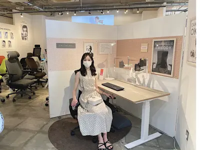 椅子に座る人物