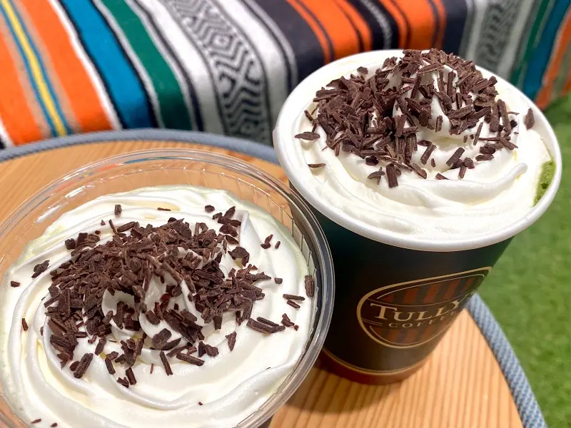 【タリーズ新作】「宇治抹茶ショコラクリームラテ」のトッピング部分をアップで写した写真