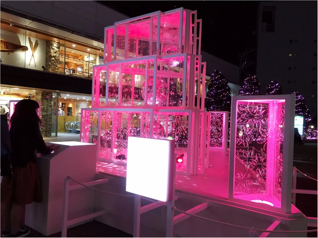 新宿の冬をベビーピンク色に染め上げる♡『新宿テラスシティ』のイルミネーションが女子力高め!体験型の『スマイルタワー』って?♡_12