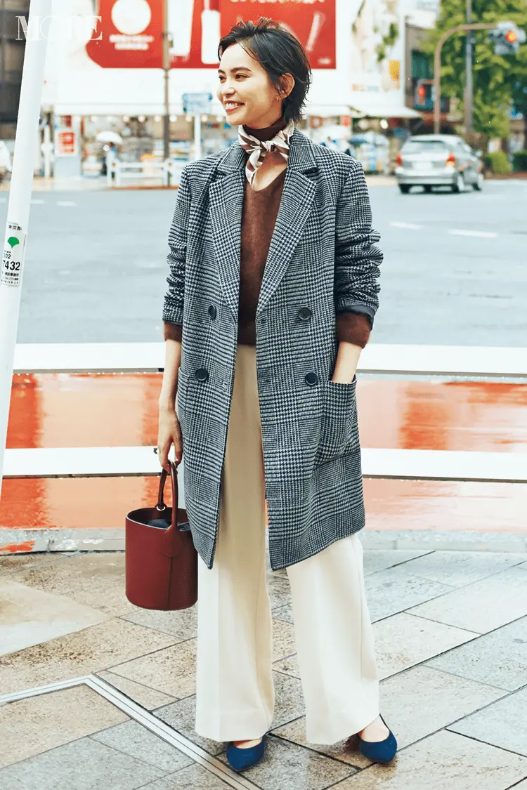 チェスターコートの首もとにはトレンドのスカーフを巻いて秋スタイルを女らしく