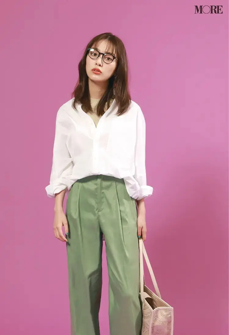 【2021秋コーデ】白シャツ×ニット×カーキパンツ×メガネのコーデ