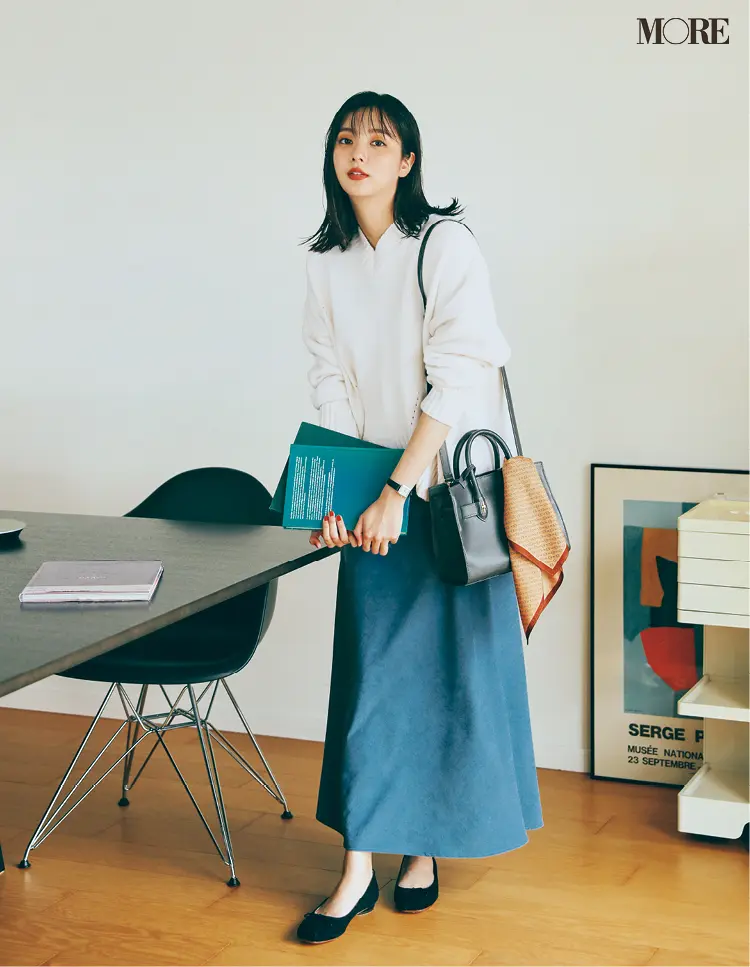 くすみブルーのスカートをはいた新川優愛