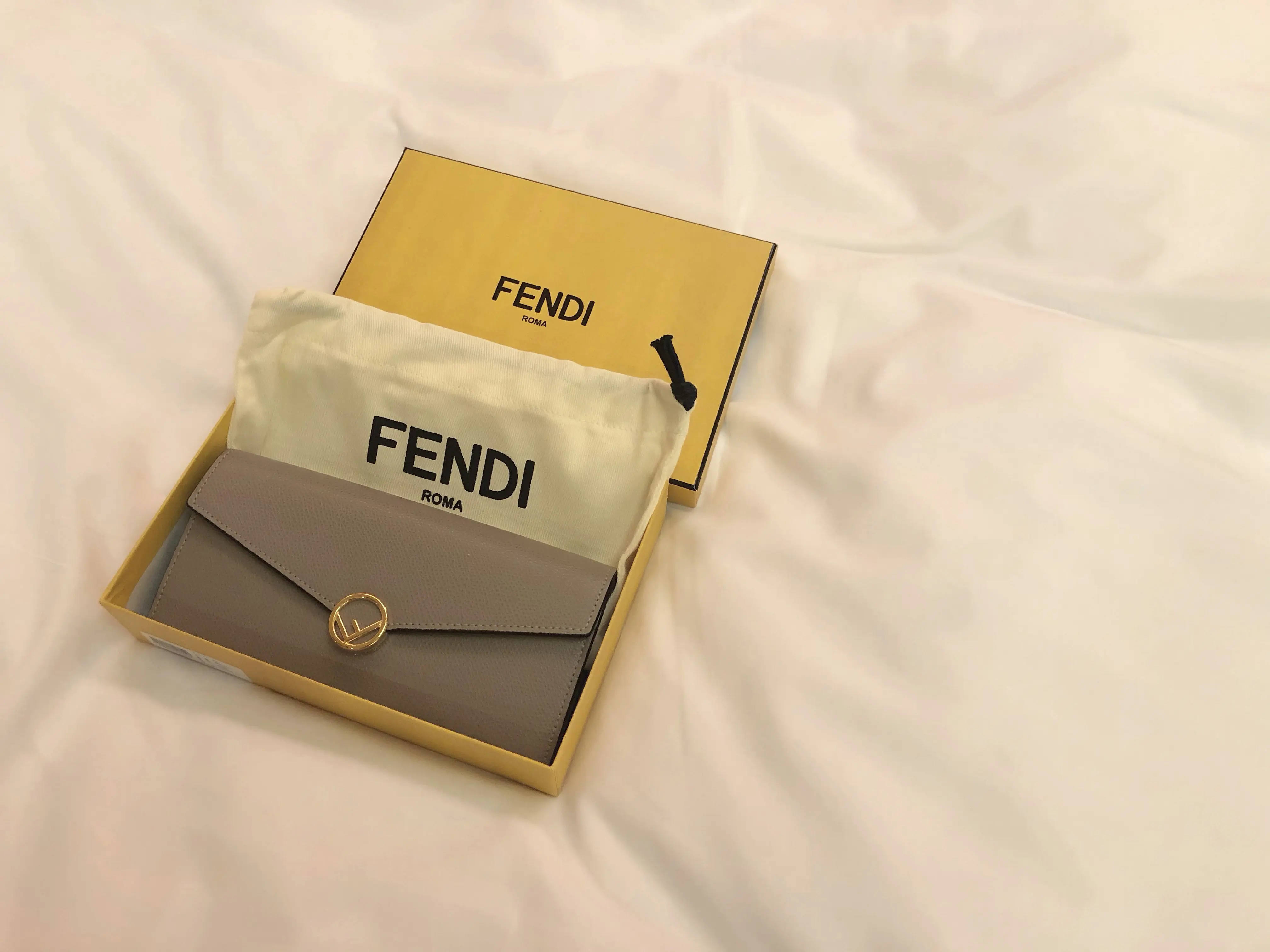 【20代女子の愛用財布】メインとサブと。(FENDI × Salvatore Ferragamo)_2