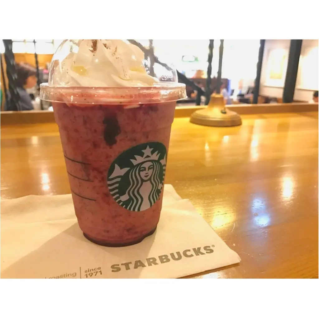 《スタバ新作は"チェリー&チョコチップ"!大人ゴージャスな仕上がりで大満足間違いなし!早めCheckがマスト!!》_1
