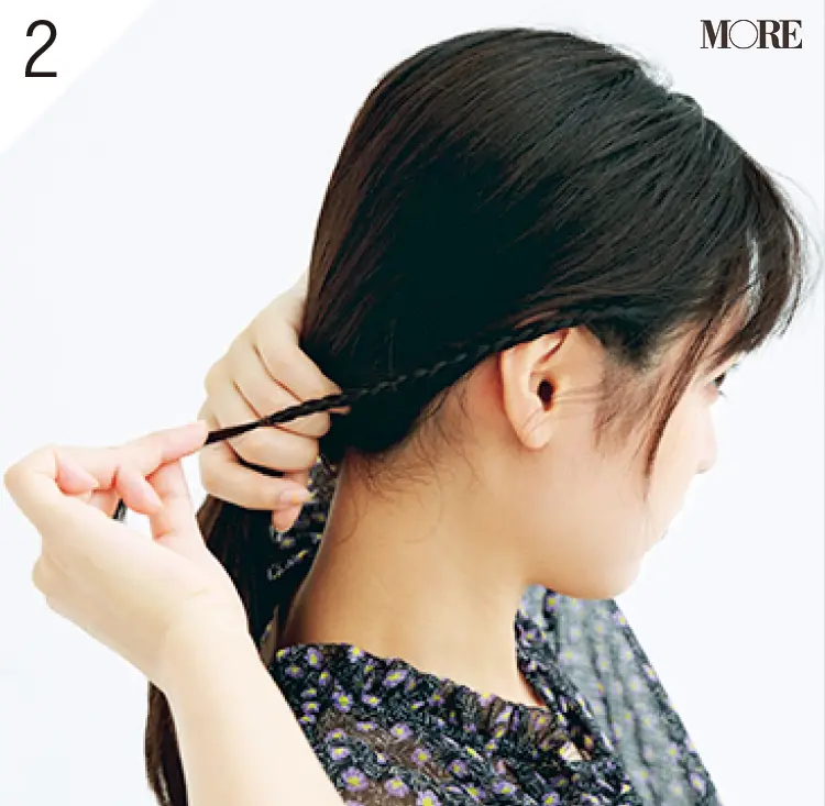 女っぽいけど甘すぎない小顔ヘアアレンジ! いつものポニーを華やかに見せる、旬の「極細三つ編み」ヘア♡ _4