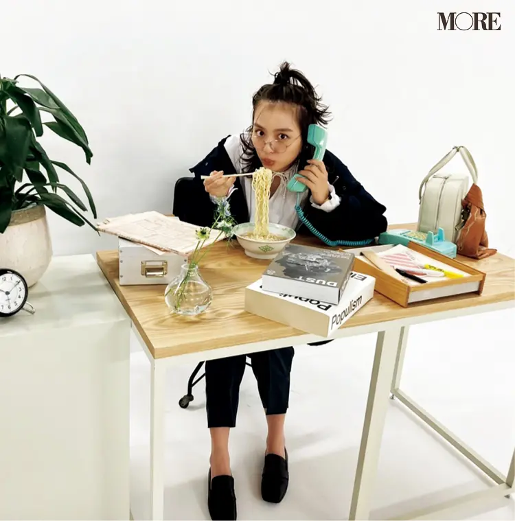 内田理央が、ラーメン食べつつ電話する無我夢中に働く女子を再現
