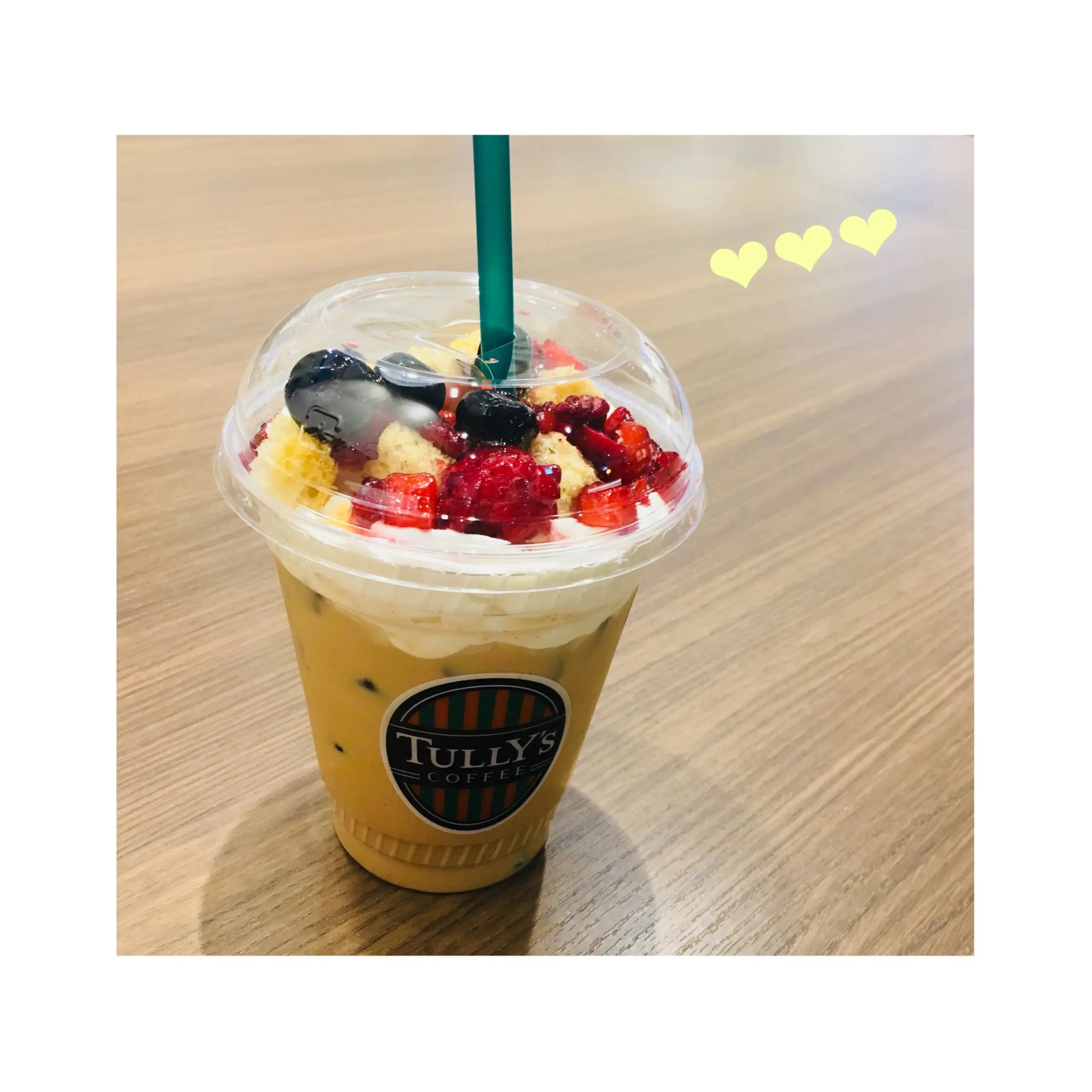 《本日4/20から期間限定発売!》ごろごろフルーツたっぷり*デザート感覚で飲める★【TULLY'S】メープルハニートーストラテが美味しい❤️_1