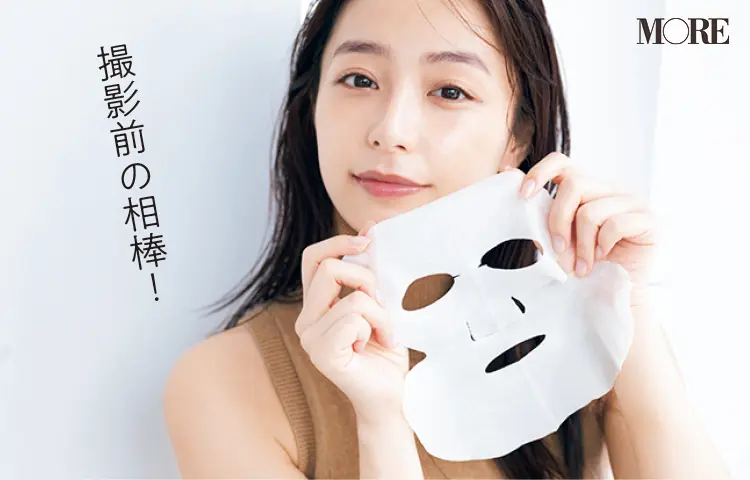 コスメデコルテ ホワイトロジスト ブライトニング マスクを使用する宇垣さん