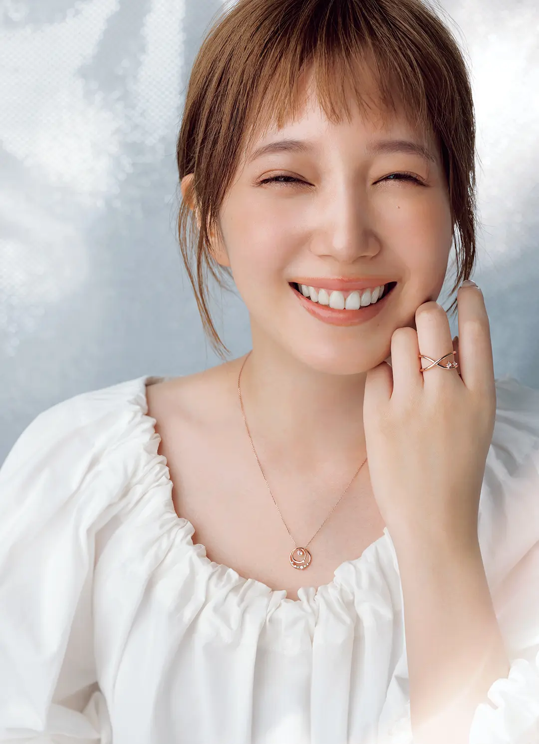大ぶりネックレスにカフリング。“足す”バランスで大人の遊び心を