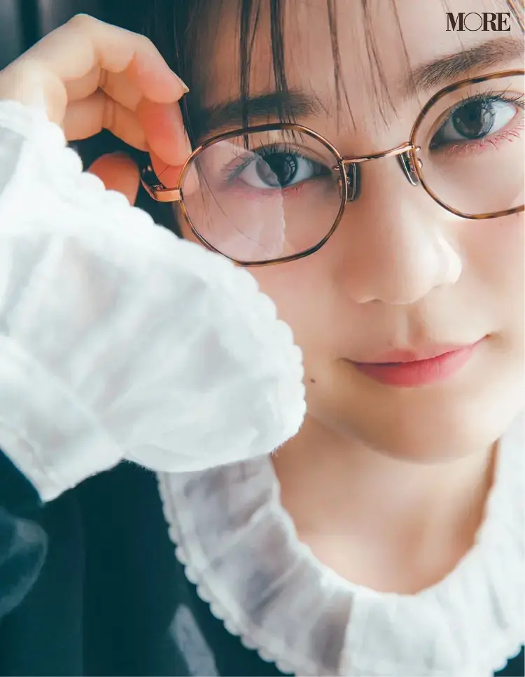 六角形フレームのメガネをかけた生田絵梨花