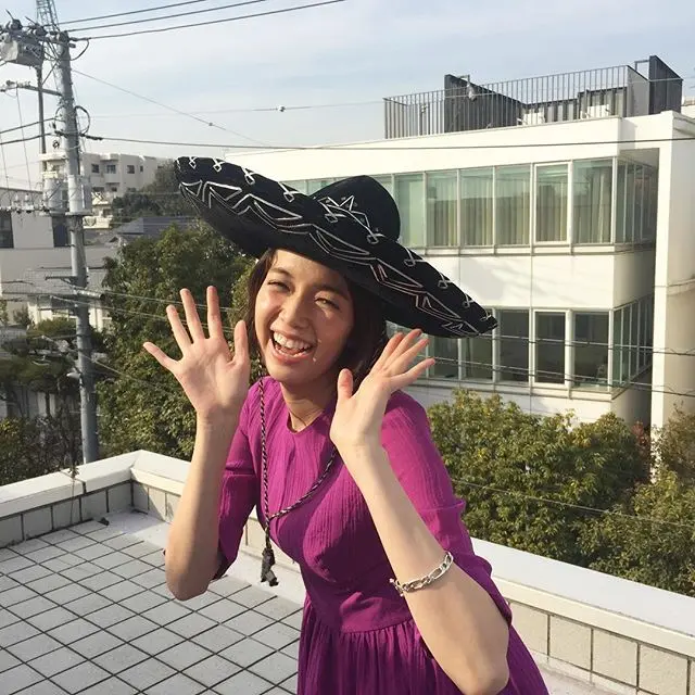 プチプラ服の着まわし特集で、しーちゃんが表現したものって?【佐藤栞里の撮影オフショット】_2