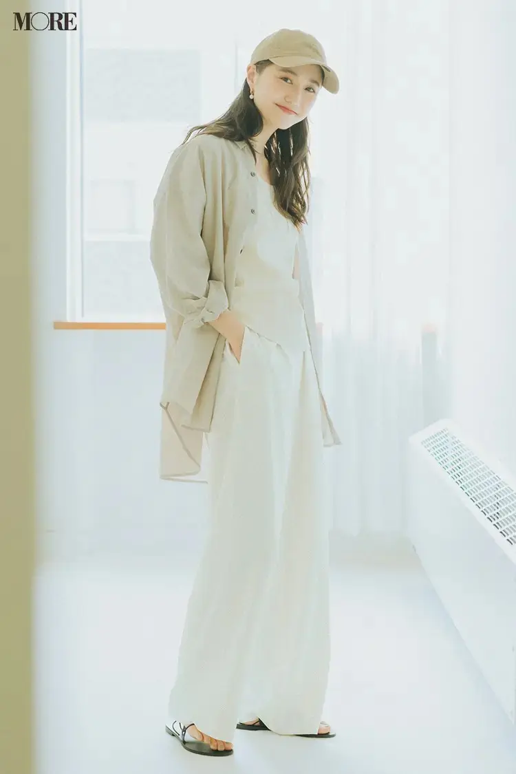 【2021秋コーデ】ベージュのシアーシャツ×タンクトップ×白パンツ×キャップのコーデ