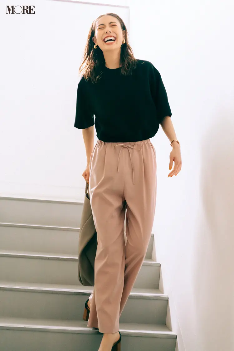 【今日のコーデ】Tシャツとドロストパンツをはいた土屋巴瑞季
