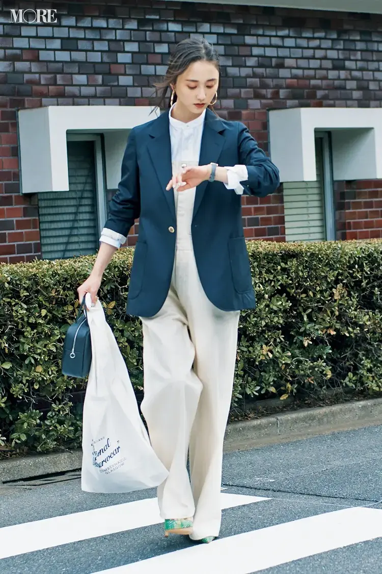 【サロペットコーデ】白シャツ×紺ブレの正統派コンビで旬の白サロペットを大人見えさせて