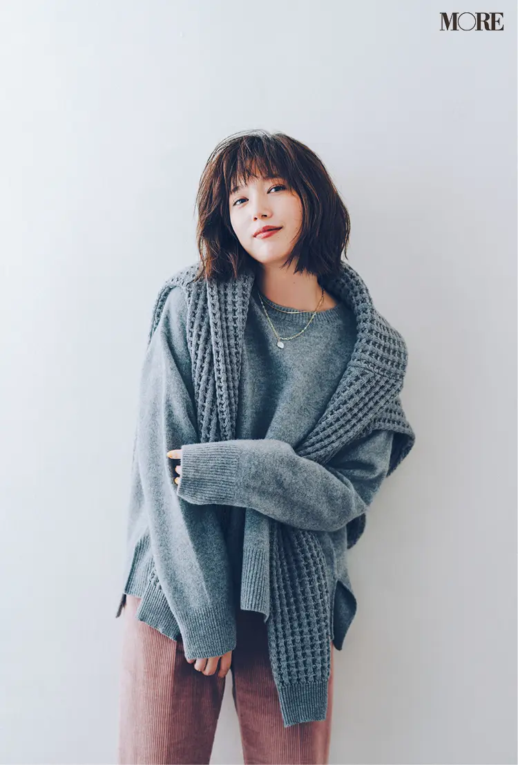 本田翼が“普通のニット”を“素敵”に変える! シンプルな日は顔まわり小物がモノを言うんです_5