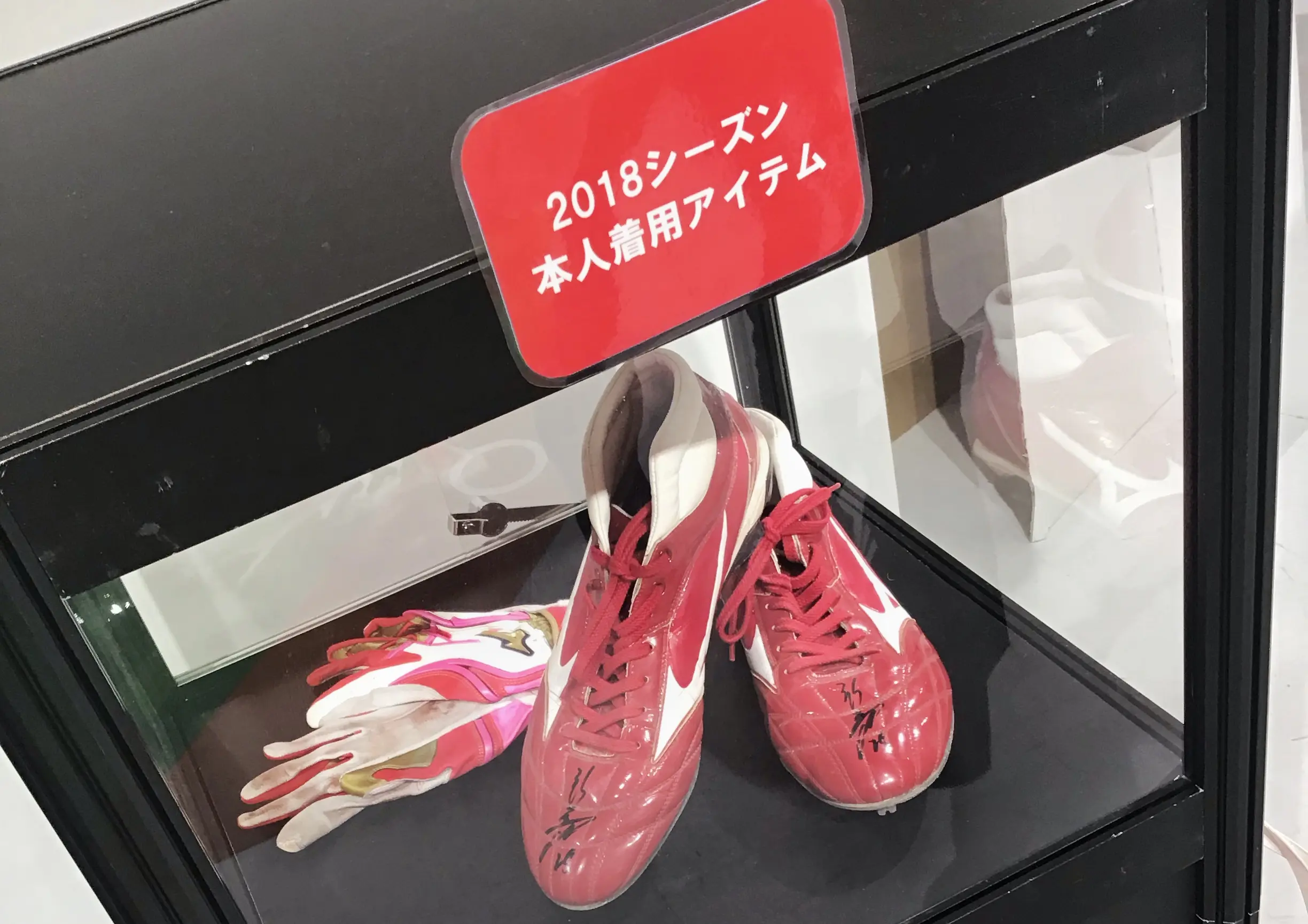 【カープ女子必見】3/25まで広島PARCOで開催中!元カープ・新井貴浩さんの引退記念グッズ&本人の愛用品展示も♡_6