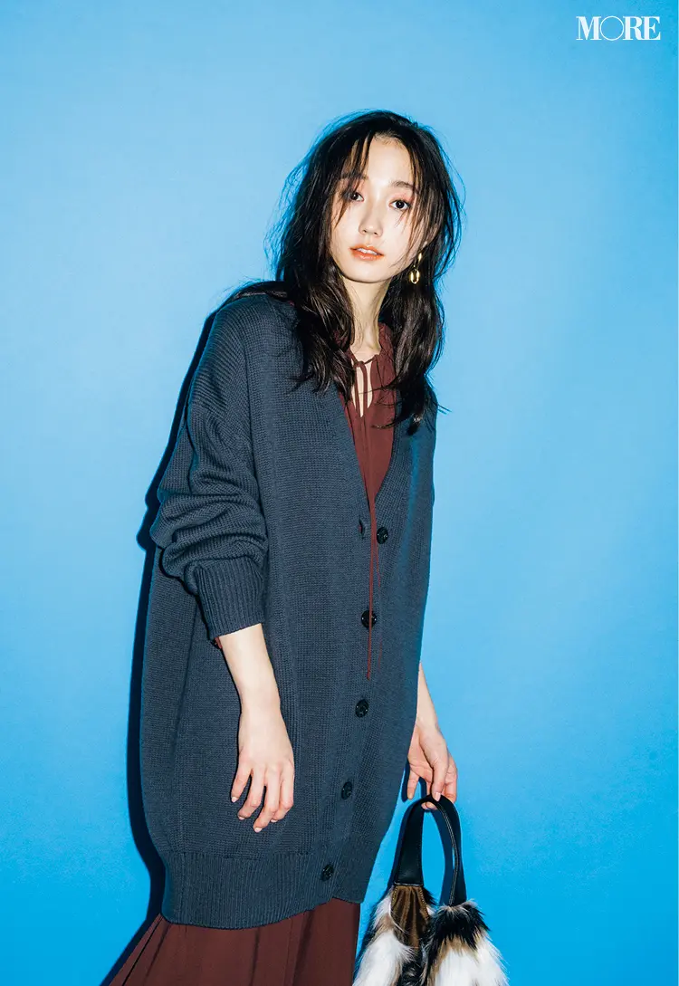 ロングカーディガンを着た鈴木友菜