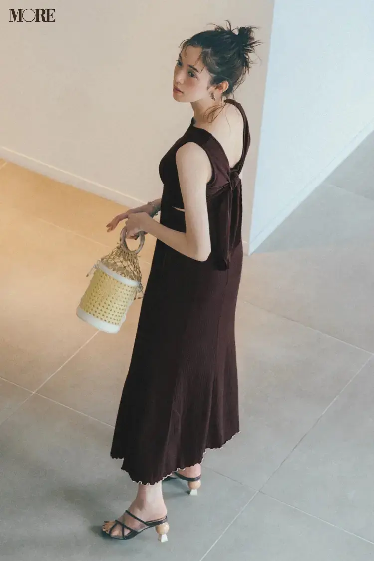 マーキュリーデュオのブラウンのワンピースを着た佐藤栞里