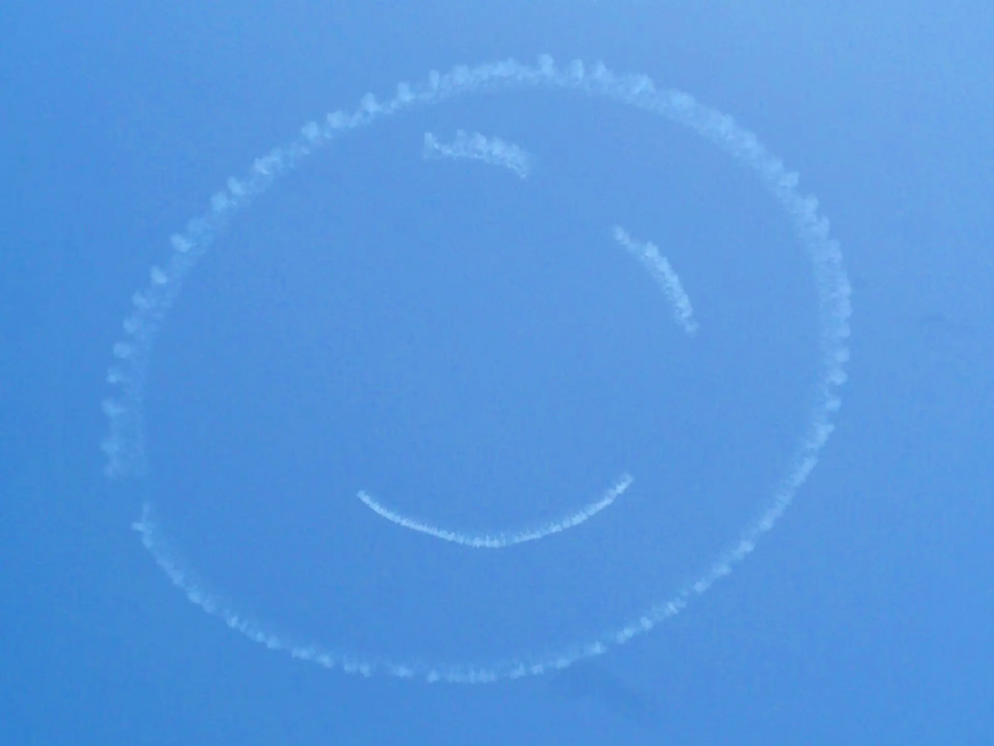 Fly For All 大空を見上げよう 東京の空にニコちゃんマークが出現 一瞬の幸せをシェア Moreインフルエンサーズブログ Daily More