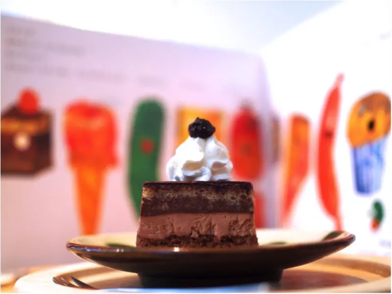 本から出てきた食べものたち?腹ペコあおむしのケーキたちが現実に。地方のブックカフェが熱いんです(412あみ)_7