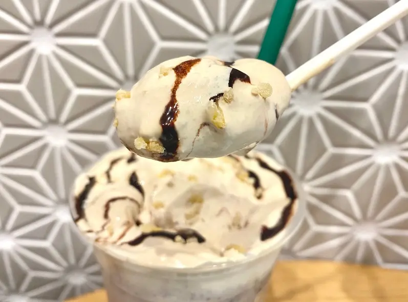 【スタバ 新作レポ】「バナナンアーモンドミルク フラペチーノ」をチョコバナナ風にカスタマイズ。トッピング部分をスプーンですくった写真
