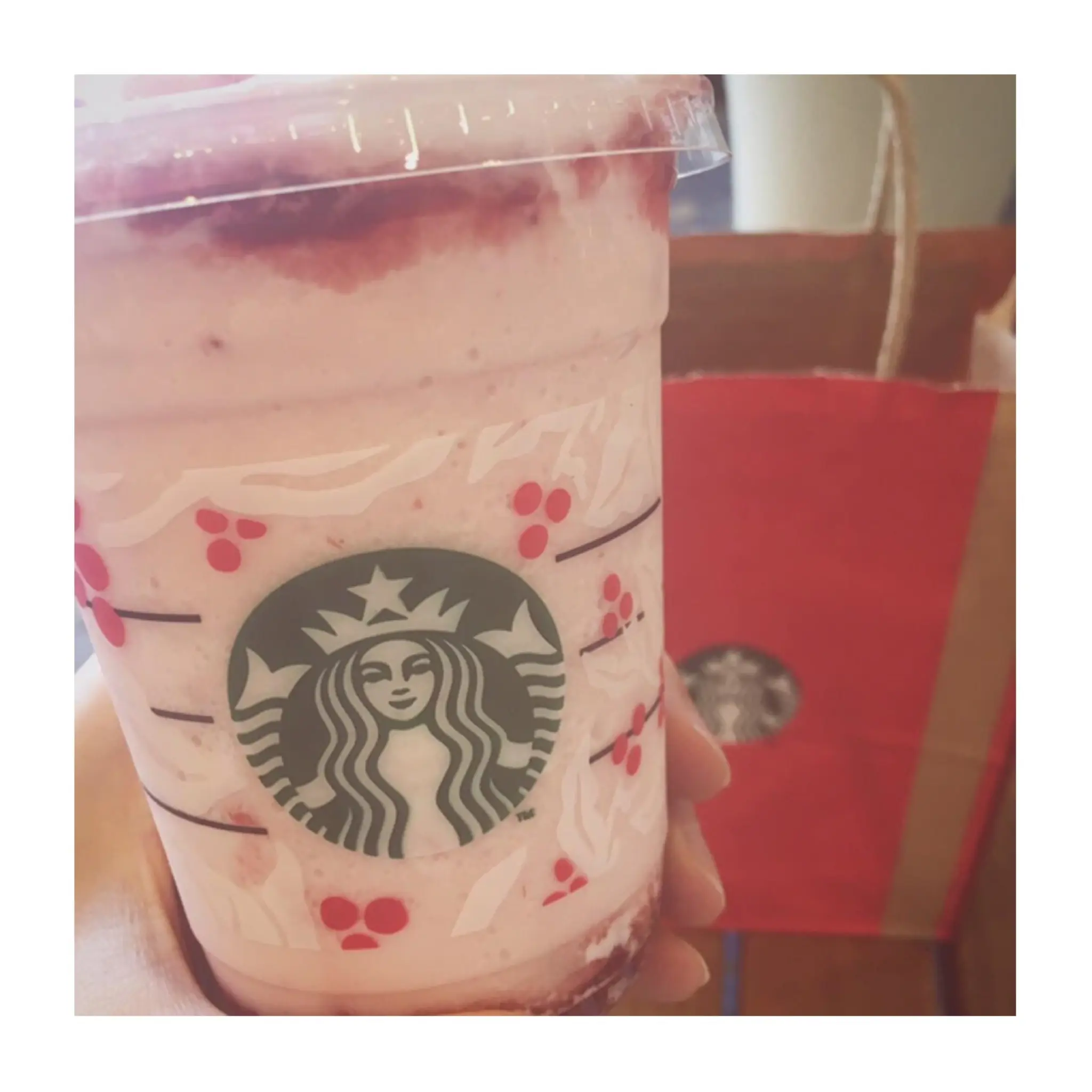 《本日11/1から!》ホリデーシーズン❤️【スタバ】新作クリスマスストロベリーケーキフラペチーノを飲んできました☻_3